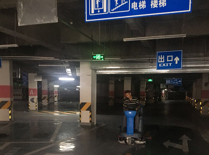 驾驶式草莓视频官网免费下载清洁停车场