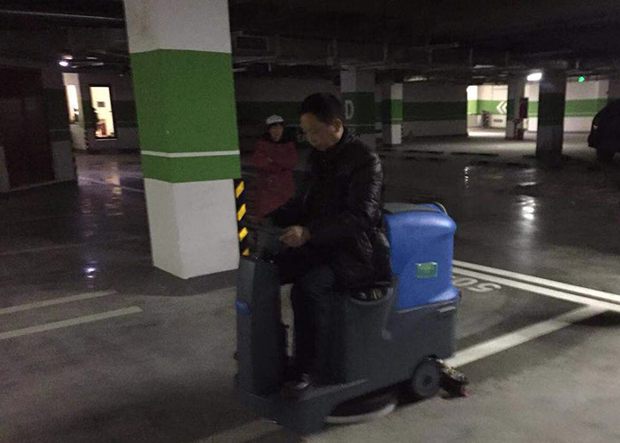 驾驶式草莓视频官网免费下载停车场清洁