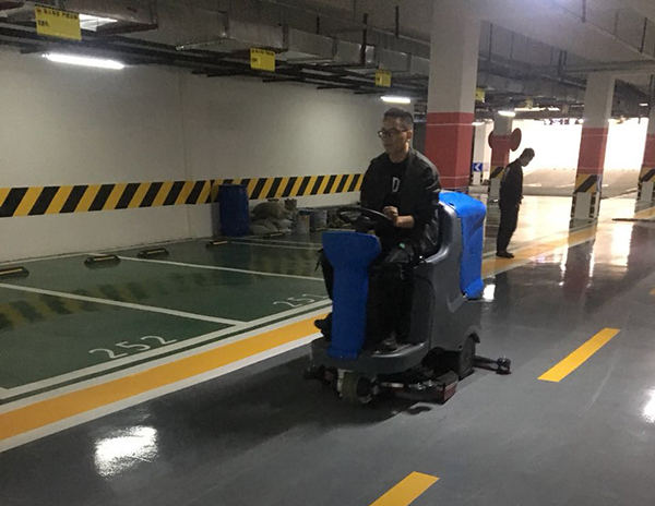 驾驶式草莓视频官网免费下载清洁地下停车场