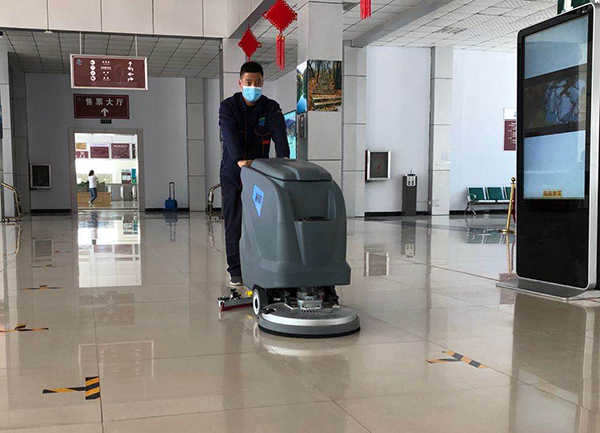重庆草莓视频官网免费下载在汽车站清洁助力